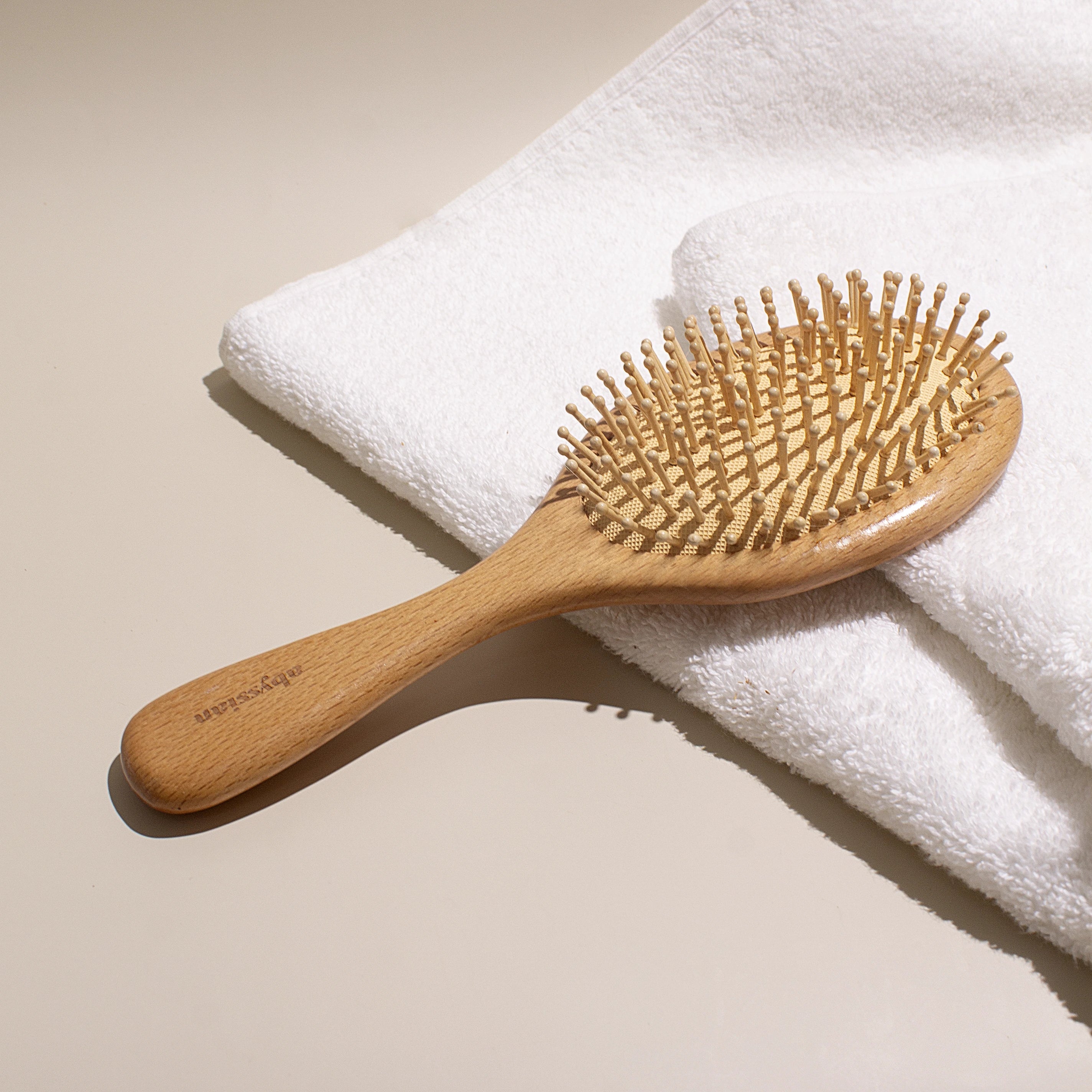 Klasikong bilog na brush ng buhok