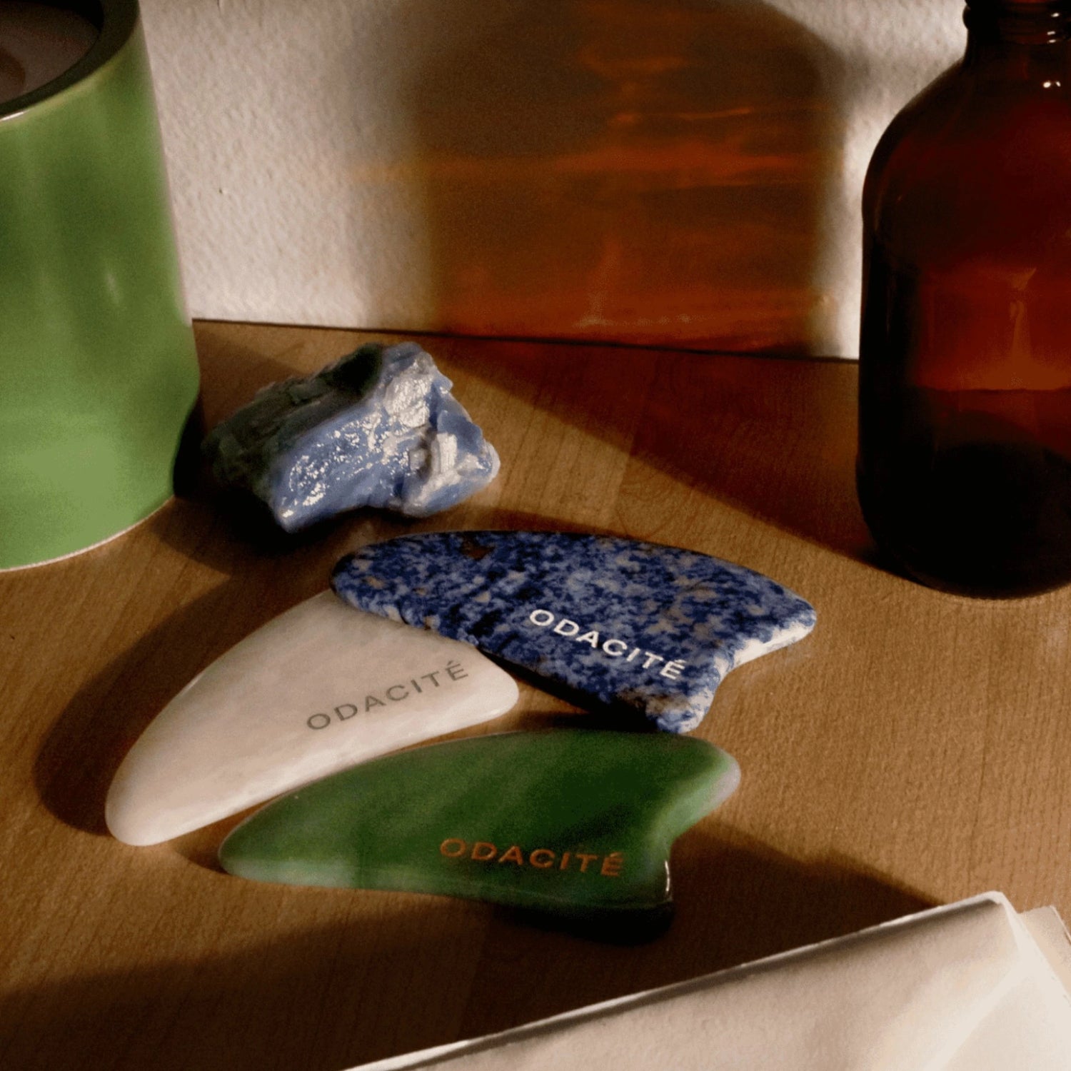 水晶轮廓gua sha绿色鸟嘌呤